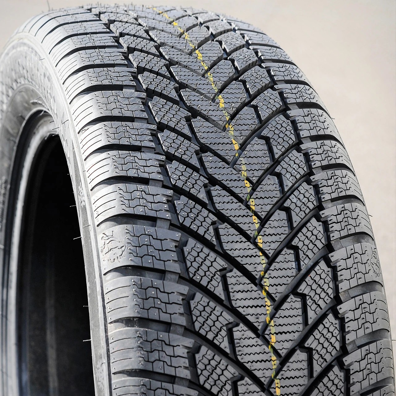 Armstrong Ski-Trac PC 215/60R16 99 - Image 2