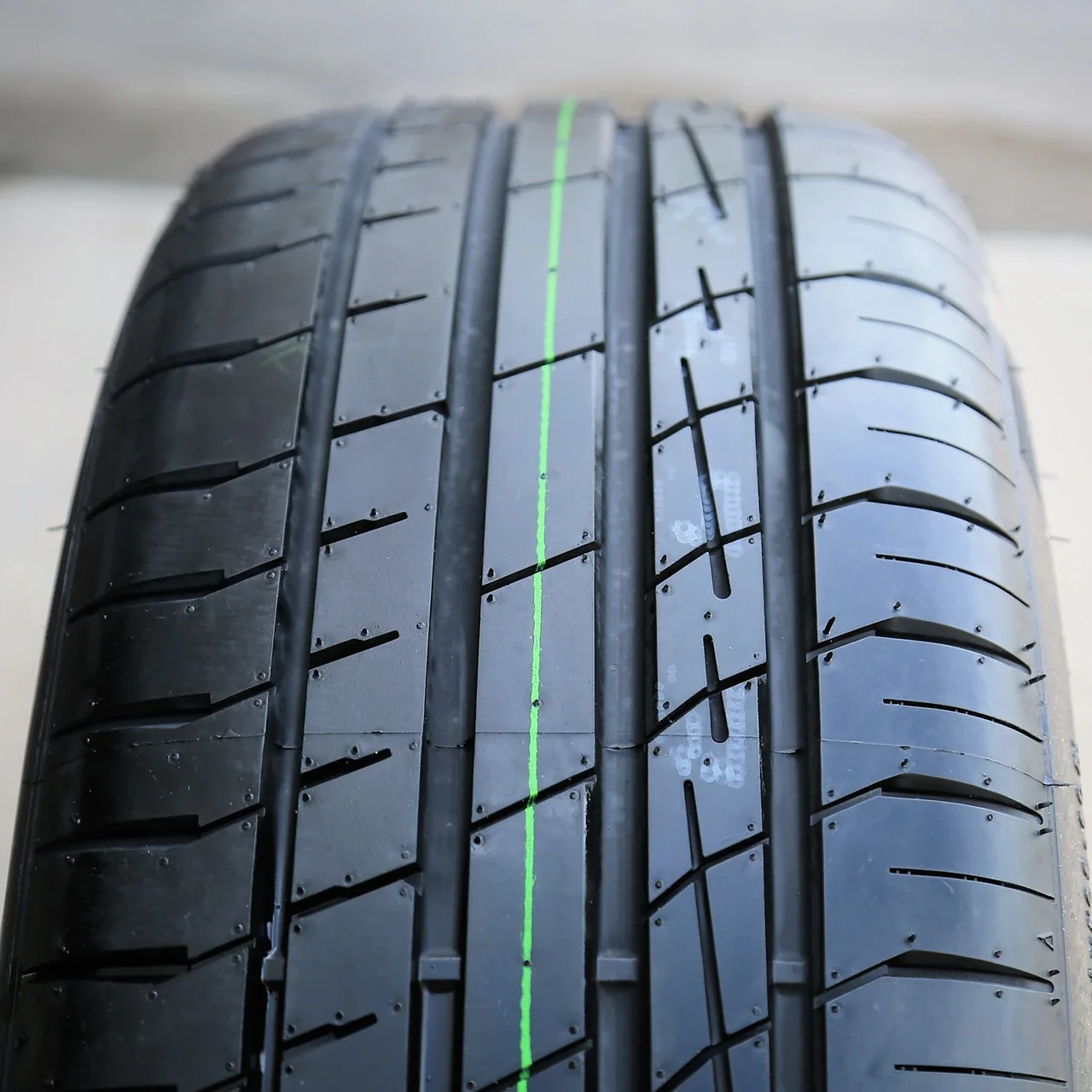 Accelera Iota ST68 235/55R18 104V XL