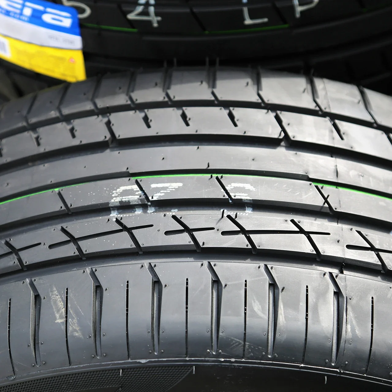 Accelera Iota ST68 295/40R20 ZR 110Y XL