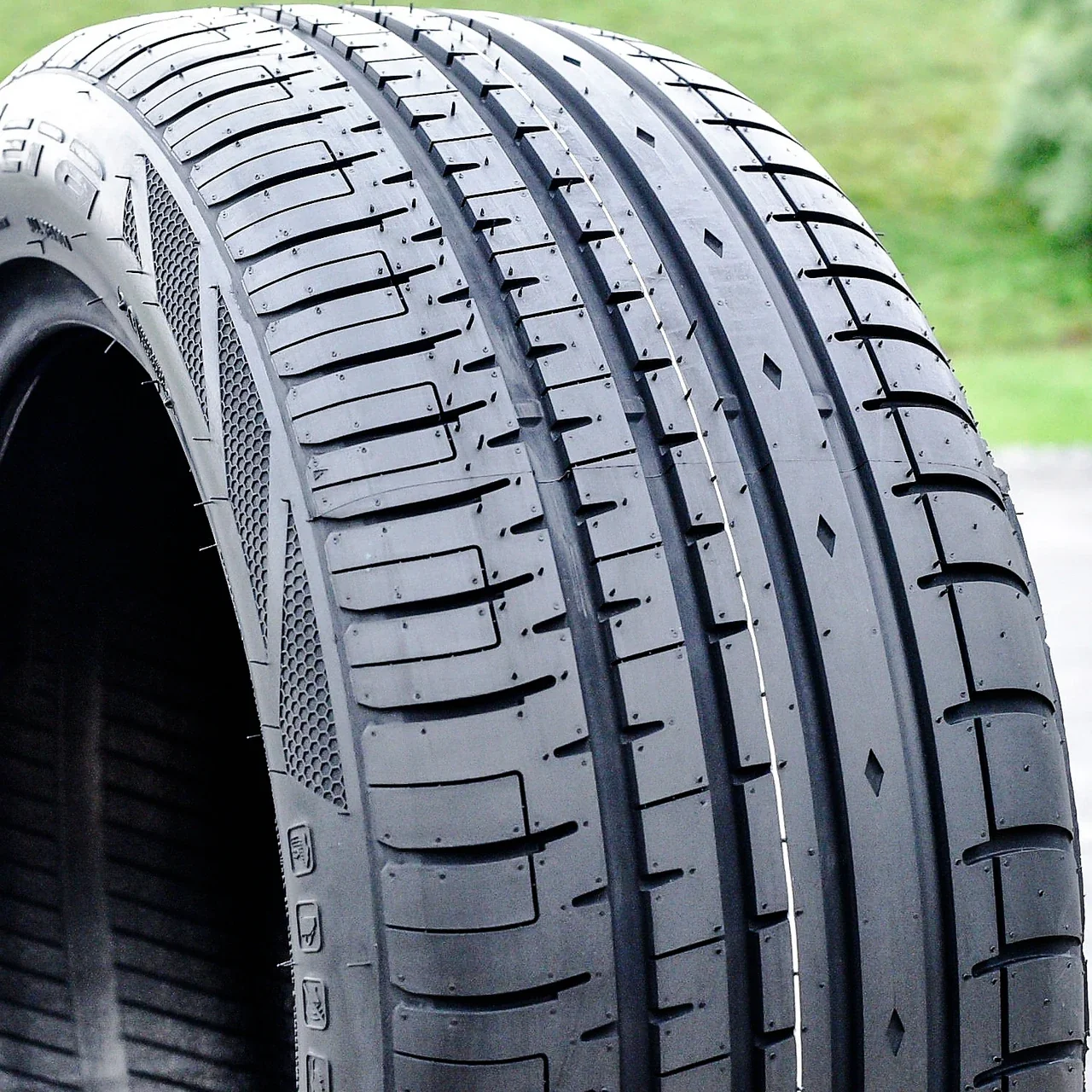 Accelera Phi-R 225/50R18 ZR 99W XL