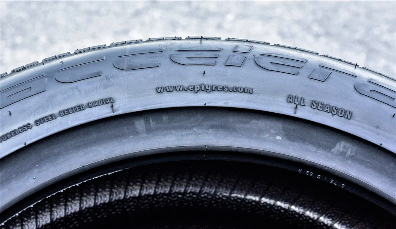 Accelera Phi-R 235/45R17 ZR 97W XL