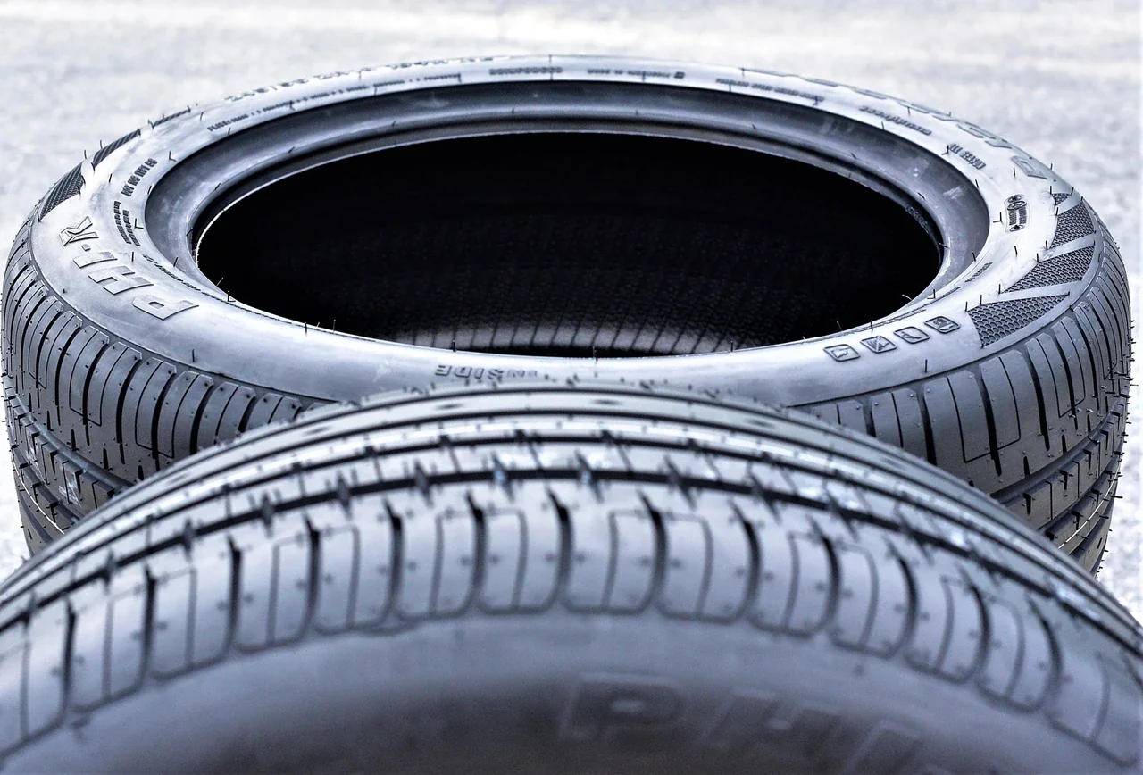Accelera Phi-R 235/45R18 ZR 98Y XL