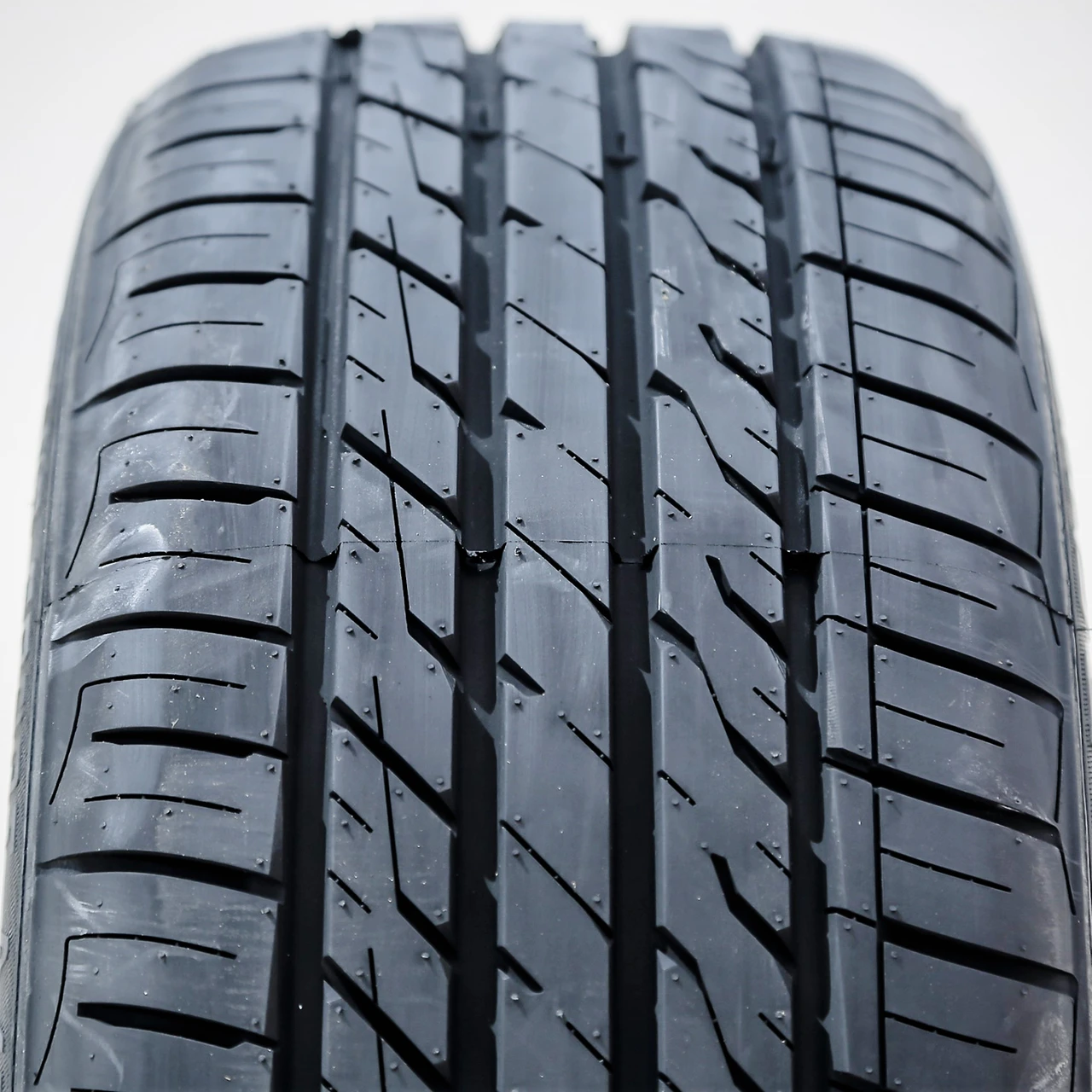 Arroyo Grand Sport A/S 235/50R20 ZR 104W XL
