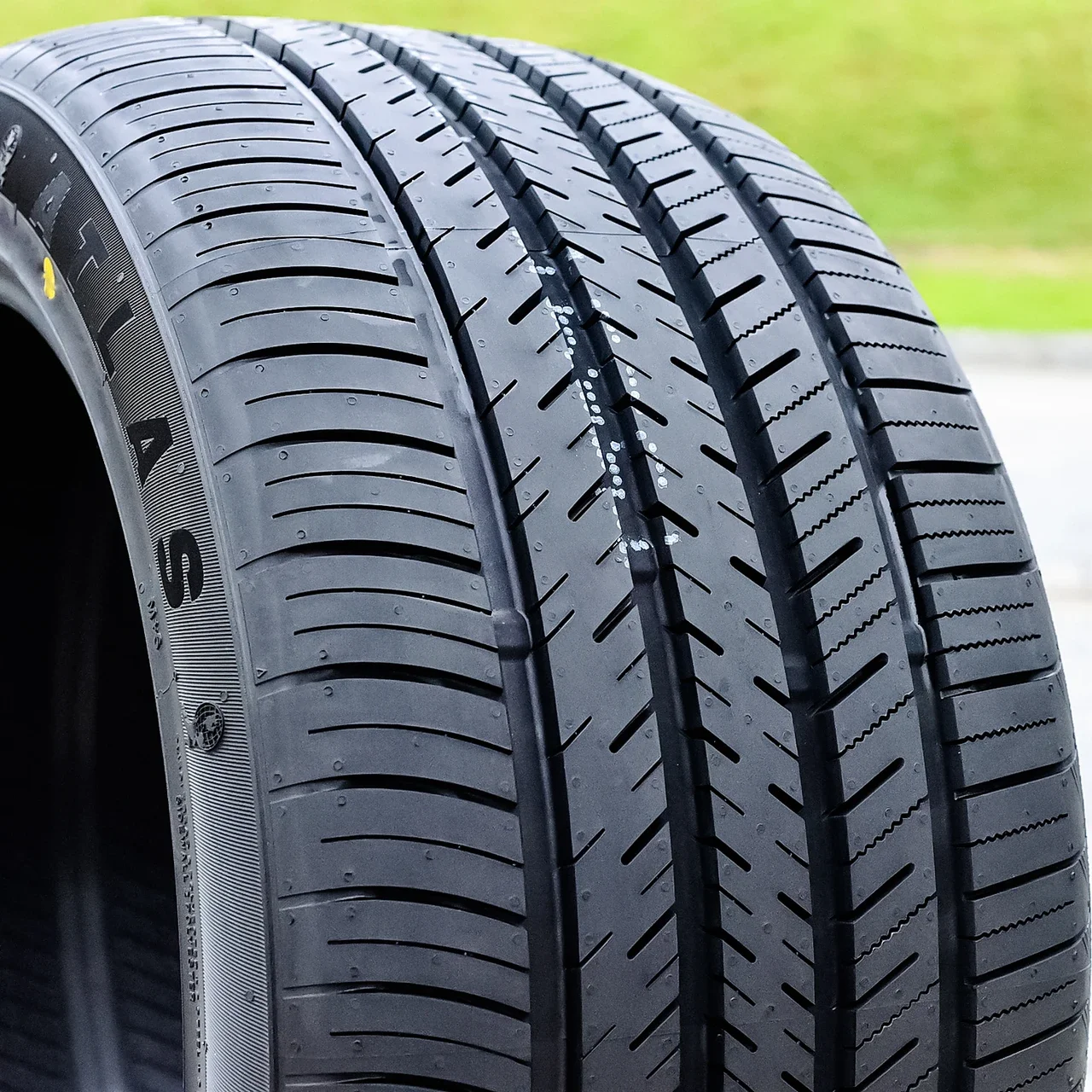 Atlas Tire Force UHP 225/35R19 88W XL