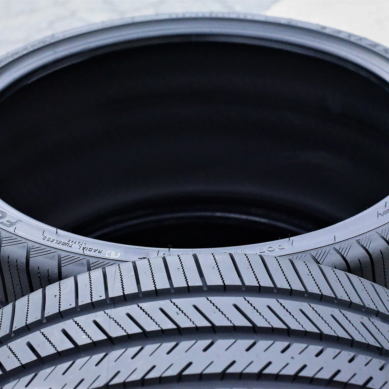 Atlas Tire Force UHP 305/40R22 114V XL