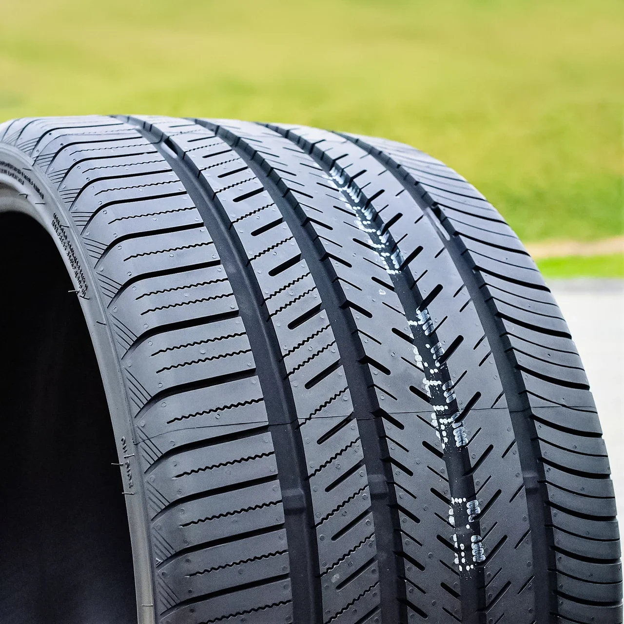 Atlas Tire Force UHP 305/40R22 114V XL