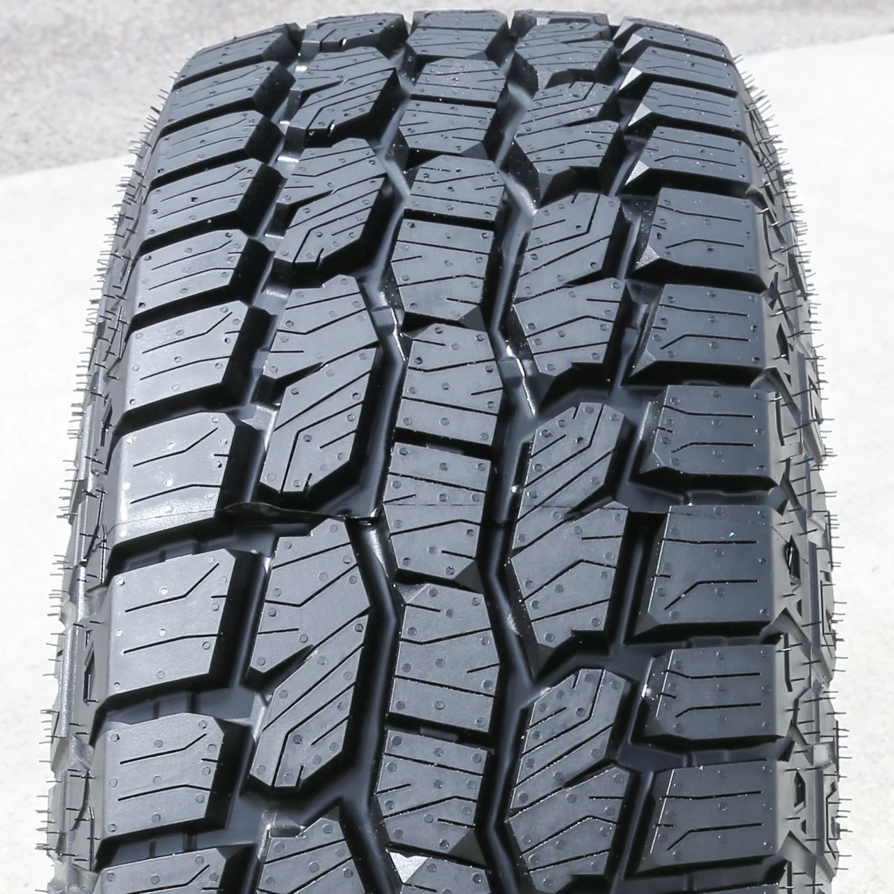 Atlas Tire Paraller A/T 255/70R18 113S (OWL)