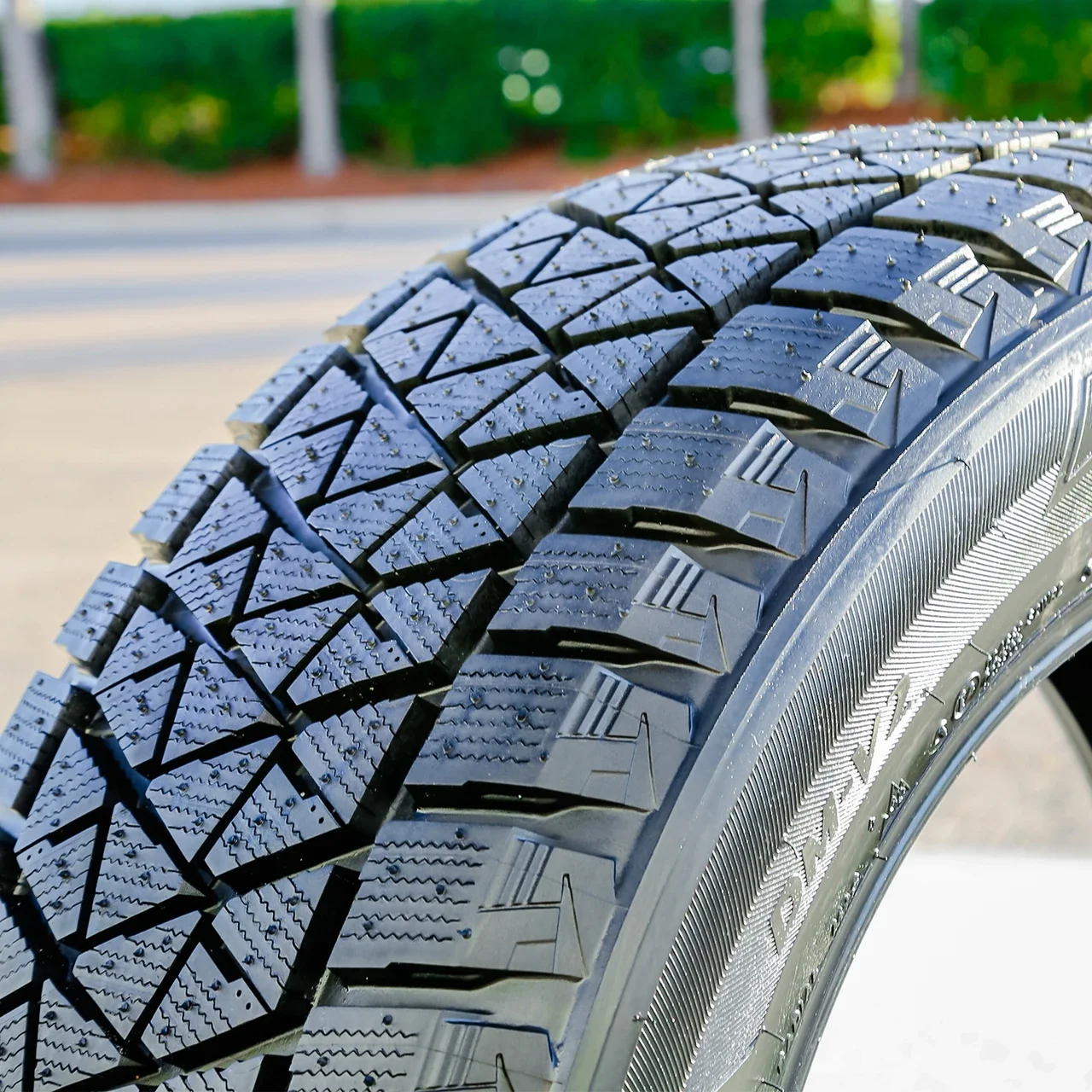 Bridgestone Blizzak DM-V2 235/55R20 102T