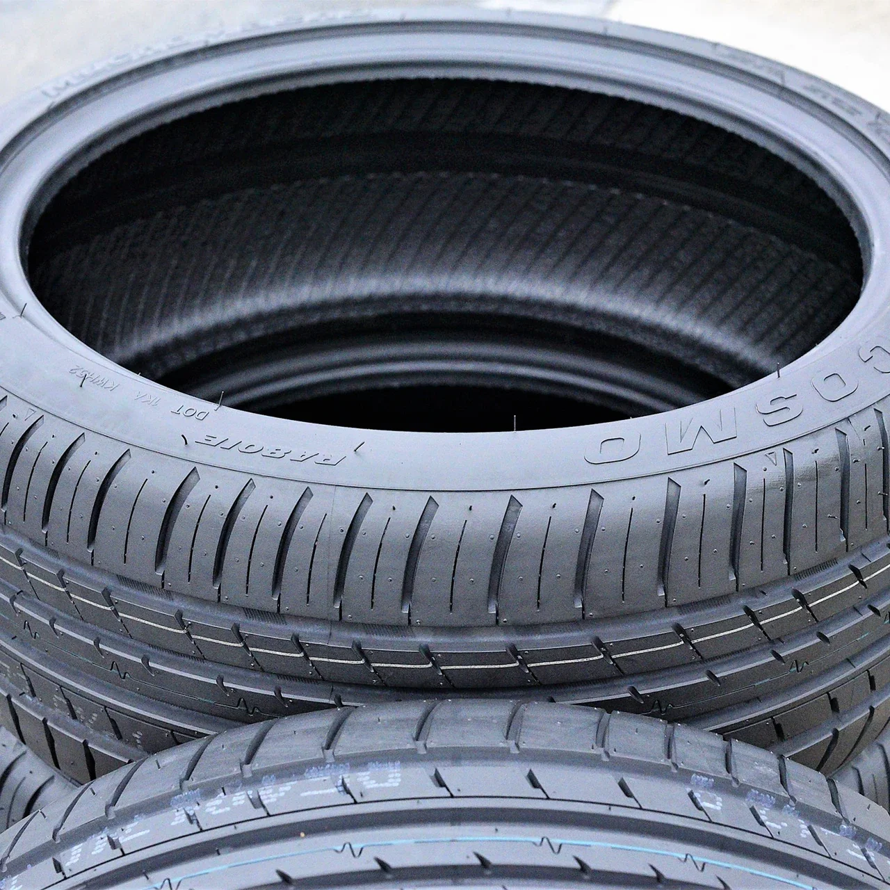 Cosmo MuchoMacho 235/55R17 ZR 103W XL