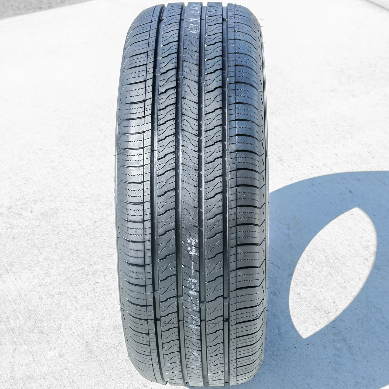 Dcenti DC66 225/65R18 103H