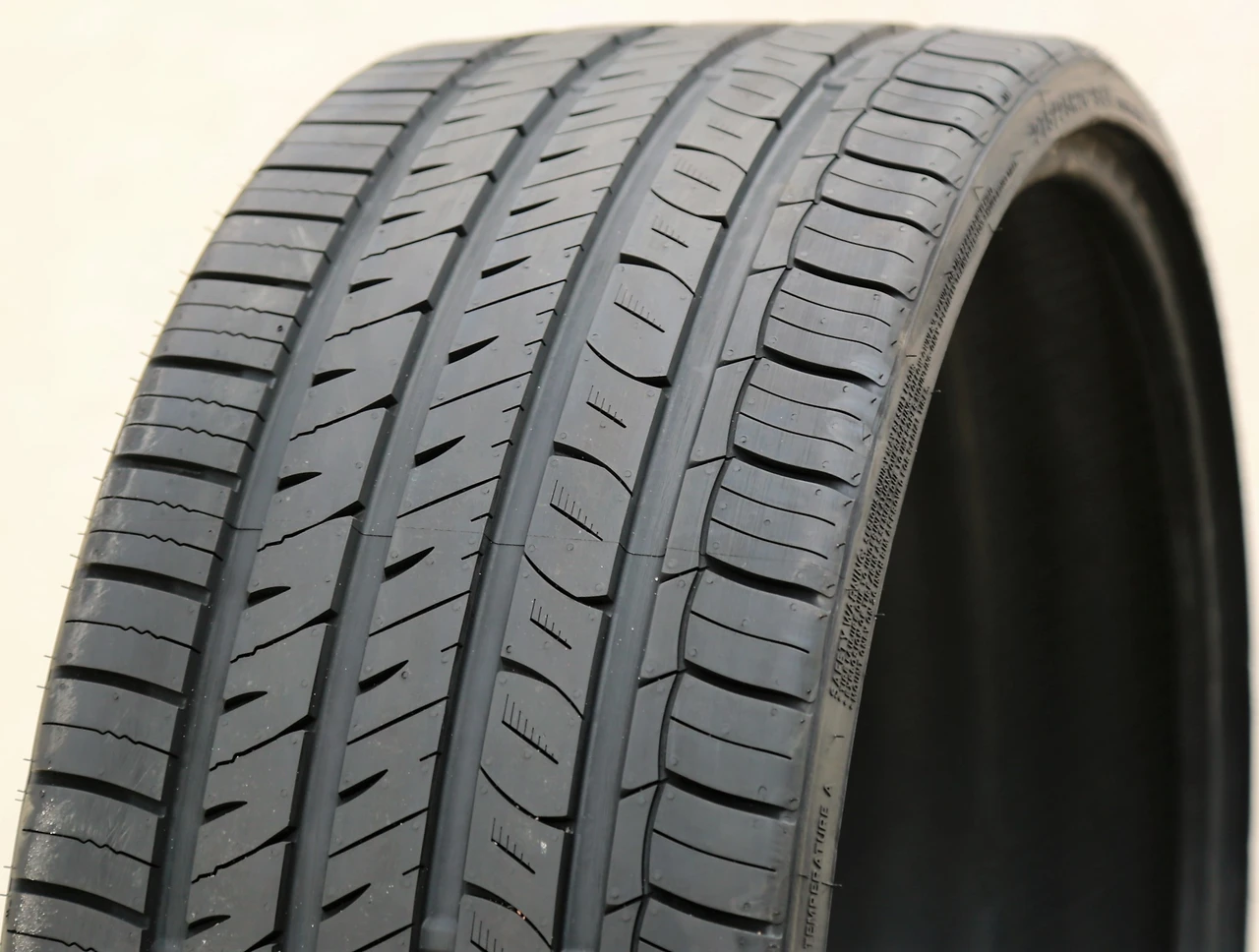 Evoluxx Capricorn UHP 275/25R26 98W XL