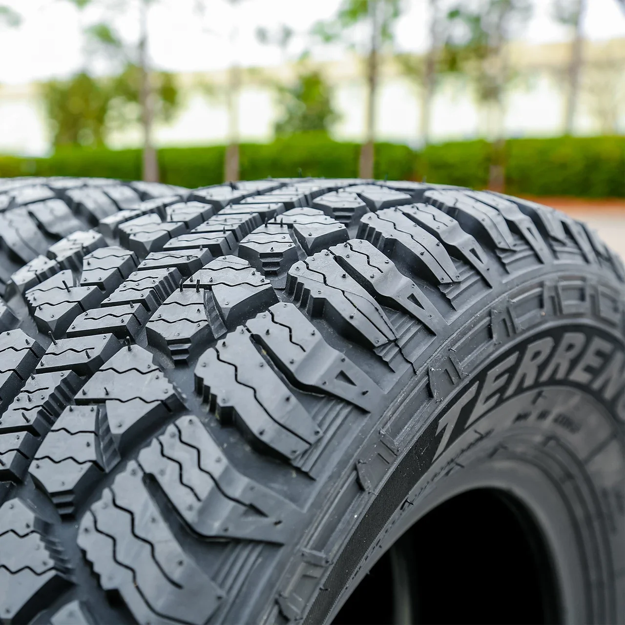 Finalist Terreno A/T LT 275/65R18 123/120S E (10 Ply)