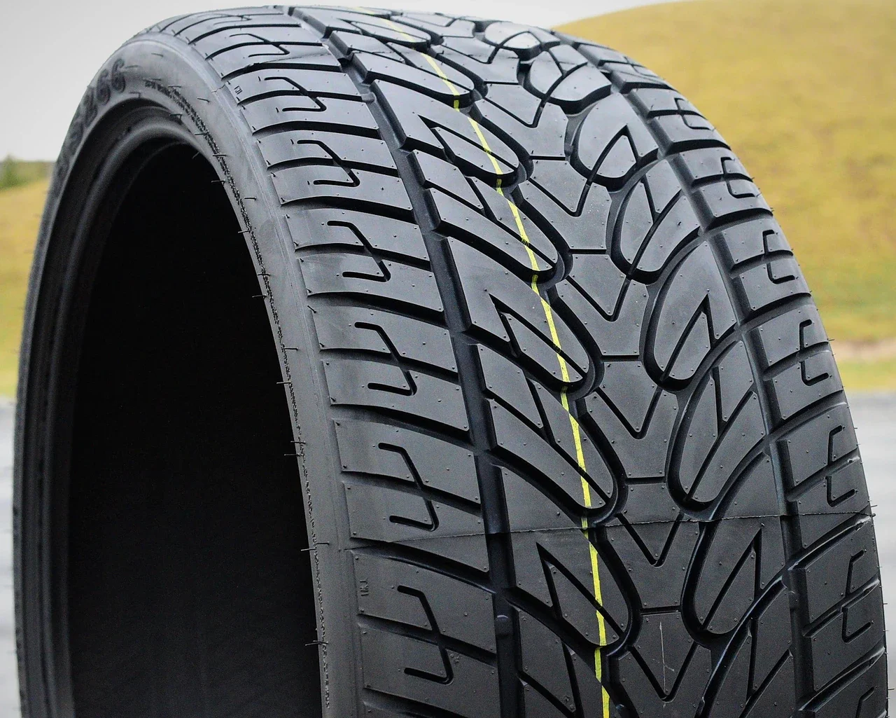 Fullway HS266 255/30R30 104V XL