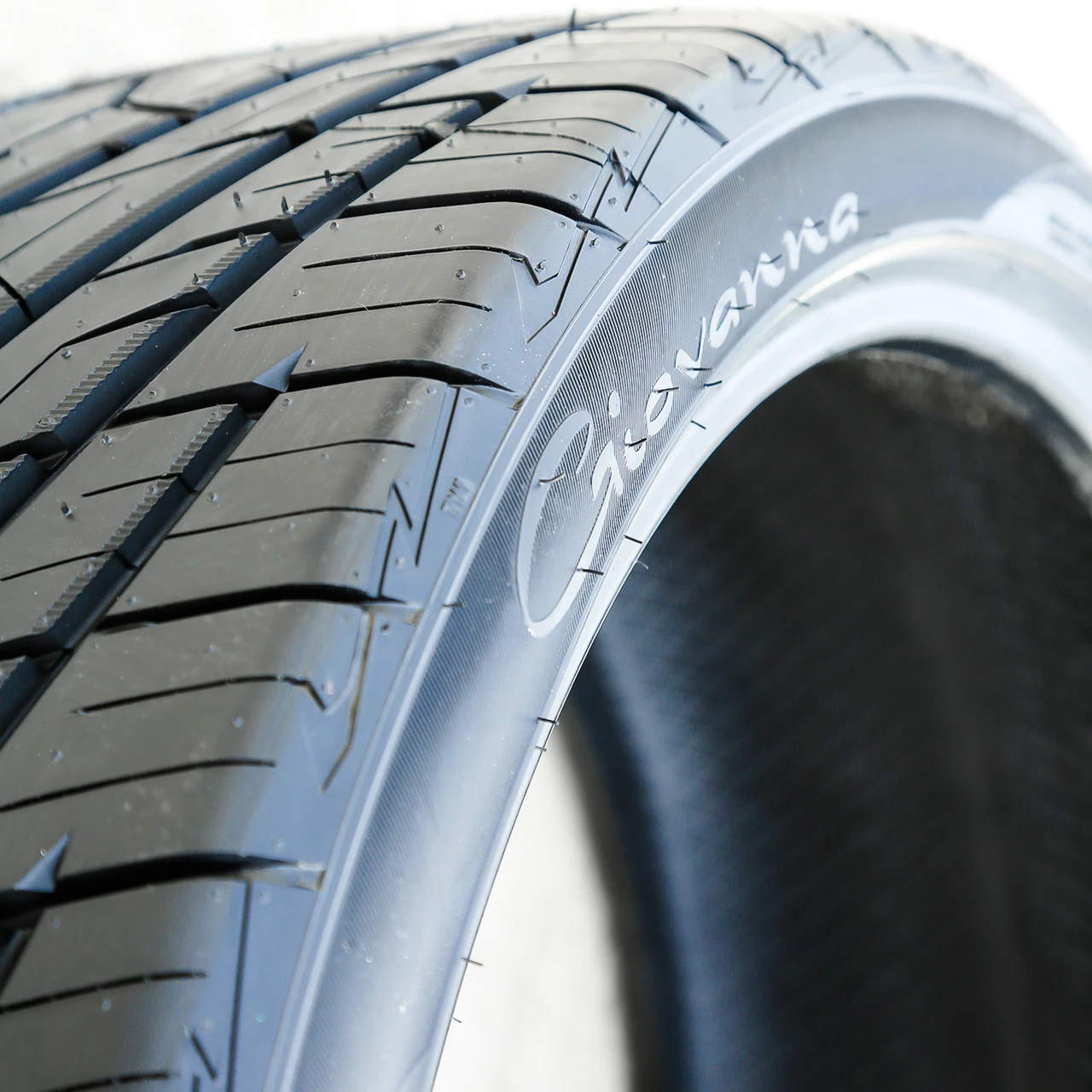 Giovanna A/S 275/30R20 ZR 97W XL
