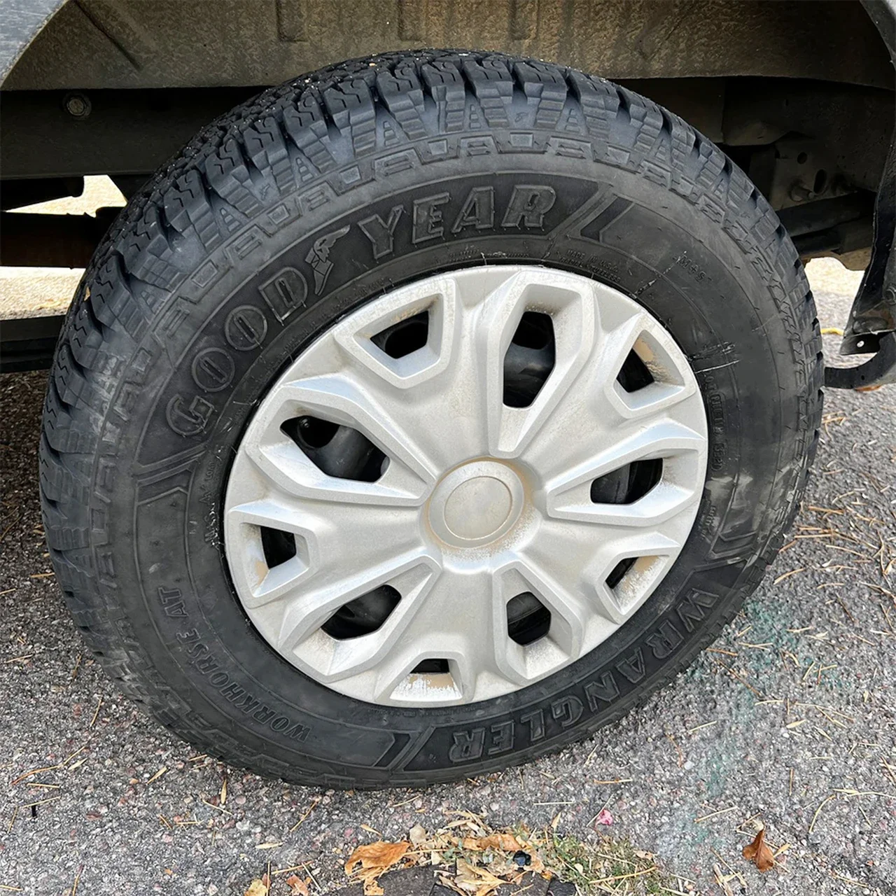 Goodyear Wrangler Workhorse AT 235/65R17 104T