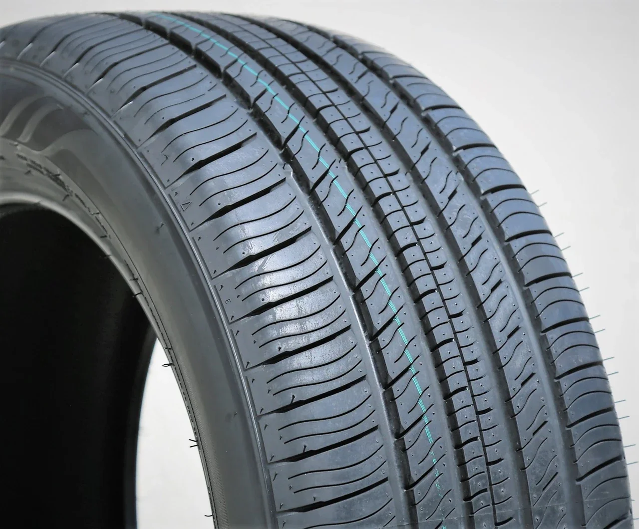 GT Radial Champiro Touring A/S 225/50R18 95T
