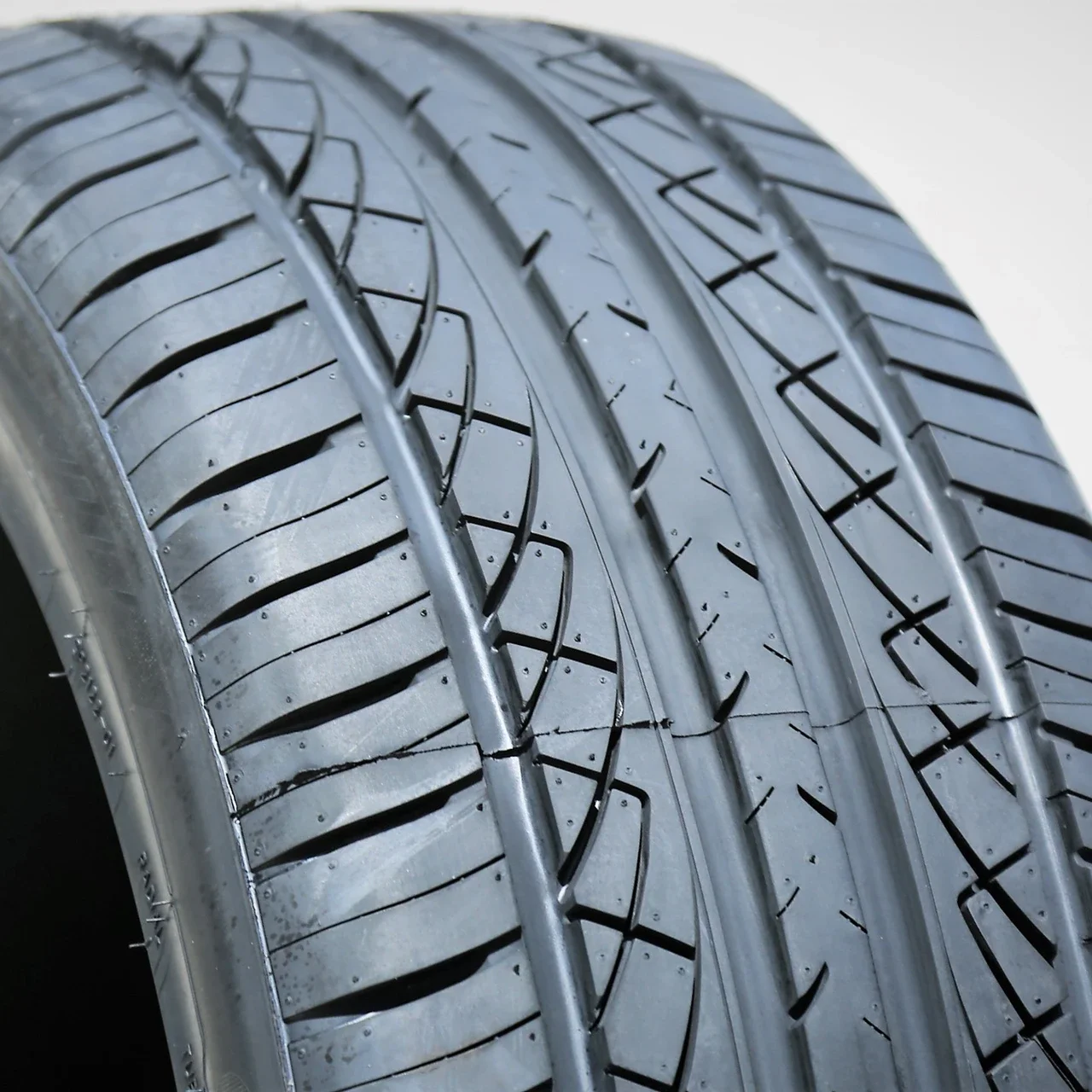 GT Radial Champiro UHP A/S 225/50R18 ZR 95W