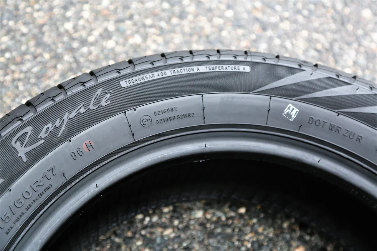 JK Tyre UX Royale 215/60R17 96H