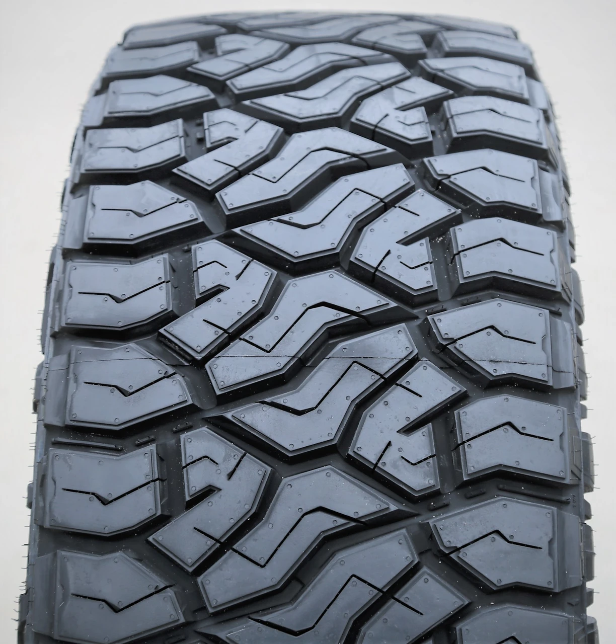 Venom Power Terra Hunter R/T+ LT 35X12.50R18 123Q E (10 Ply)