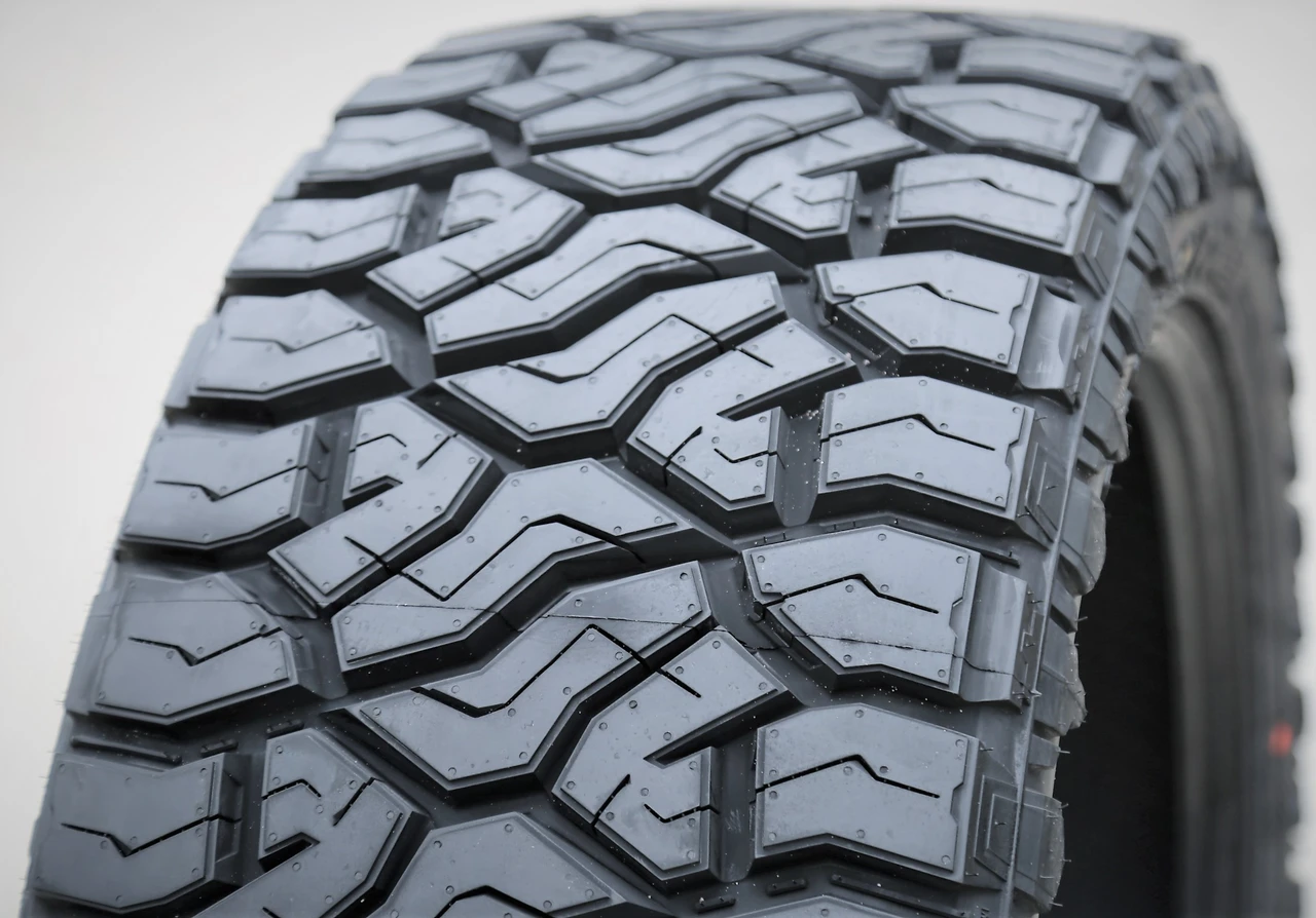 Venom Power Terra Hunter R/T+ LT 35X12.50R18 123Q E (10 Ply)