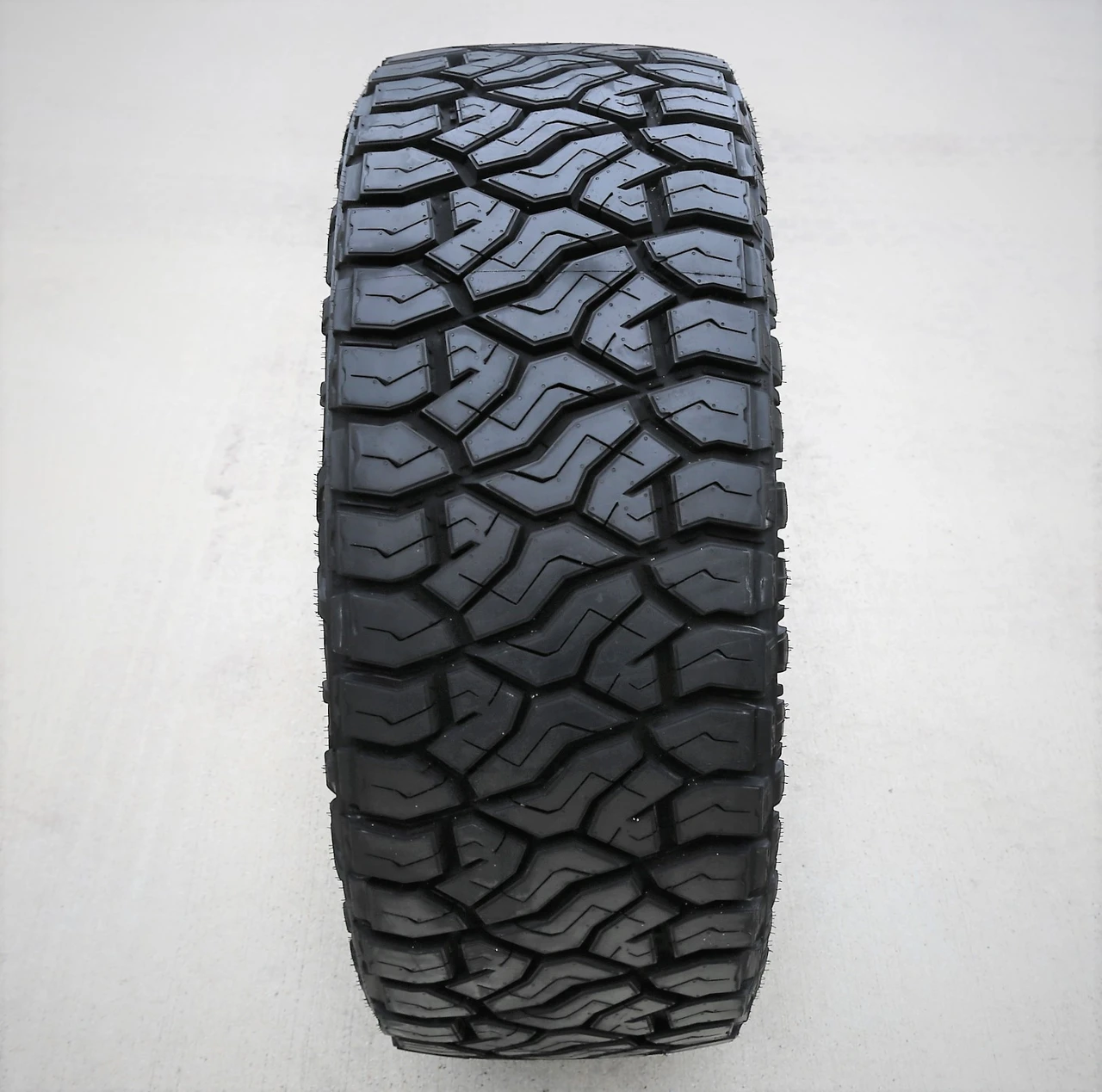 Venom Power Terra Hunter R/T+ LT 35X12.50R18 123Q E (10 Ply)